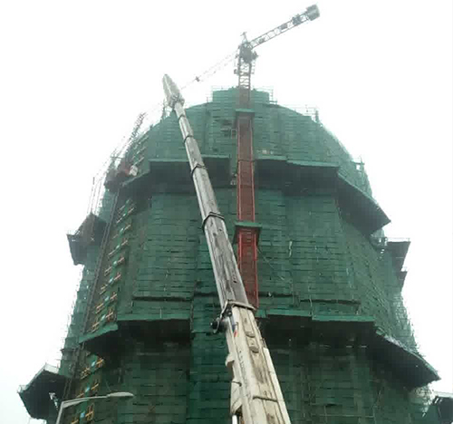 溆浦吊车在工地上作业